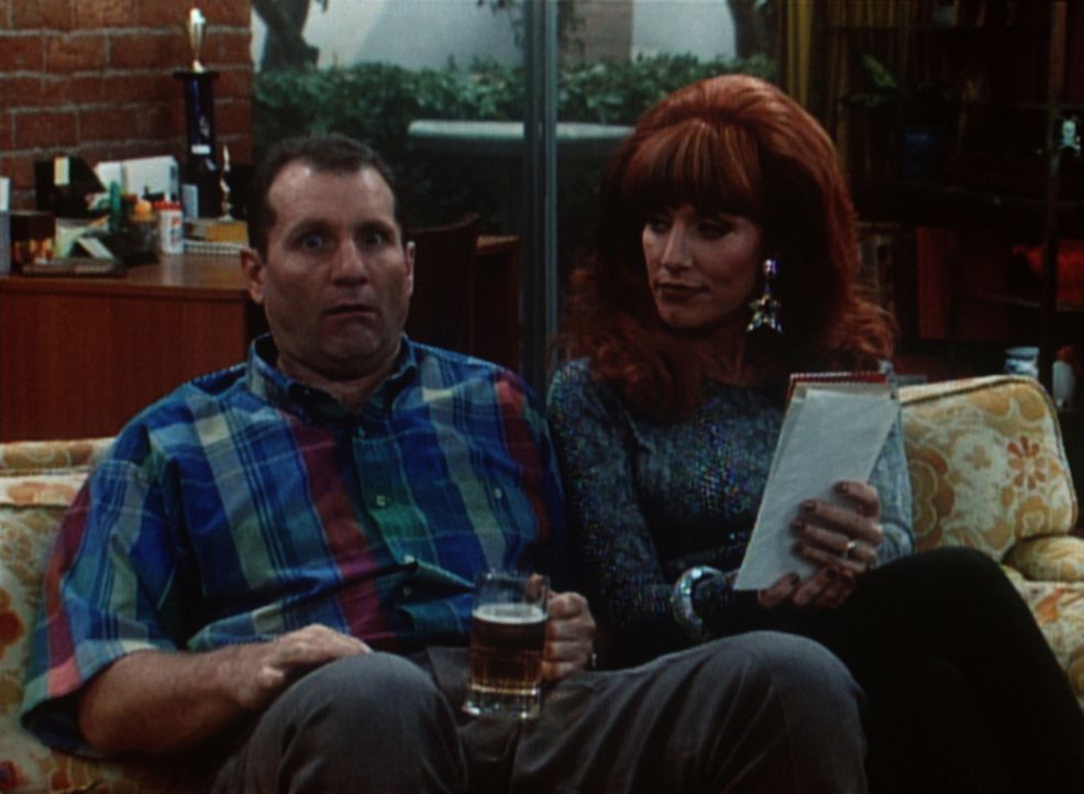 Al (Ed O'Neill, l.) will nur in Ruhe sein Bier trinken, aber Peggy (Katey Sagal, r.) nervt ihn mal wieder ... - Bildquelle: Sony Pictures Television International. All Rights Reserved.