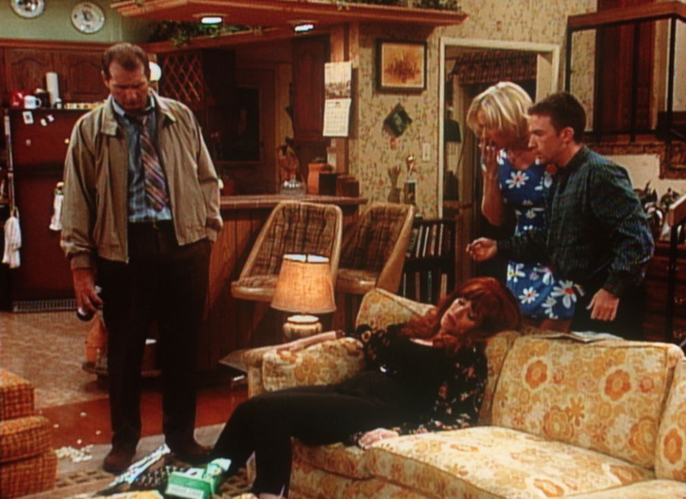 Al (Ed O'Neill, l.), Kelly (Christina Appelgate, 2.v.r.) und Bud (David Faustino) können es nicht fassen: Peggy (Katey Sagal) liegend vor dem ausges... - Bildquelle: Sony Pictures Television International. All Rights Reserved.