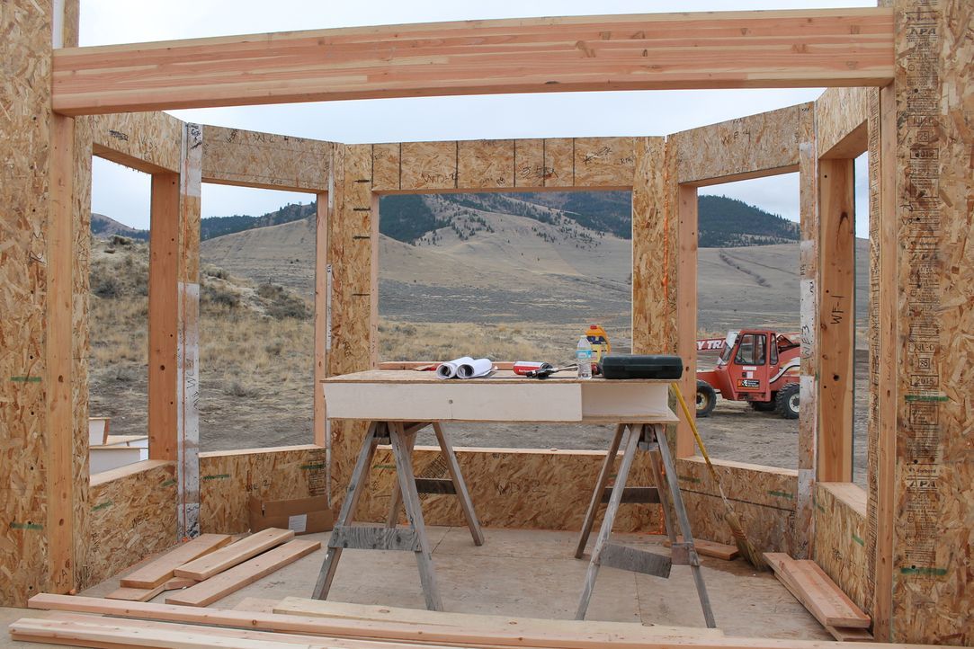 Jon und Etta müssen sich beeilen, wenn sie ihr Haus noch vor dem Einbruch des Winters fertig stellen wollen, denn der Winter im Nordwesten Montanas... - Bildquelle: 2016,DIY Network/Scripps Networks, LLC. All Rights Reserved