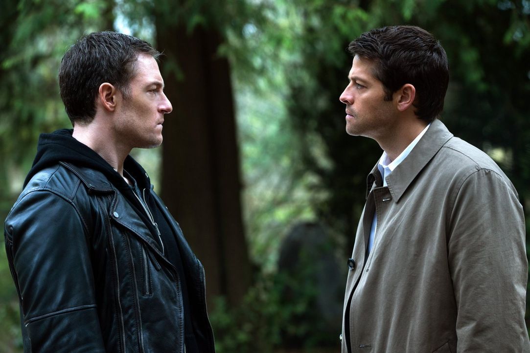 Tut Gadreel (Tahmoh Penikett, l.) Castiel (Misha Collins, r.) einen Gefallen und spielt für ihn den Doppelagenten? - Bildquelle: 2013 Warner Brothers