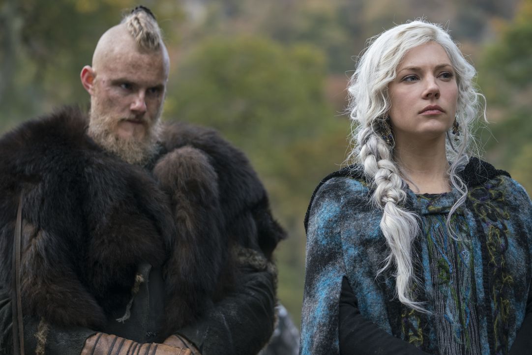 Björn (Alexander Ludwig, l.); Lagertha (Katheryn Winnick, r.) - Bildquelle: 2017 TM PRODUCTIONS LIMITED / T5 VIKINGS V PRODUCTIONS INC. ALL RIGHTS RESERVED.
