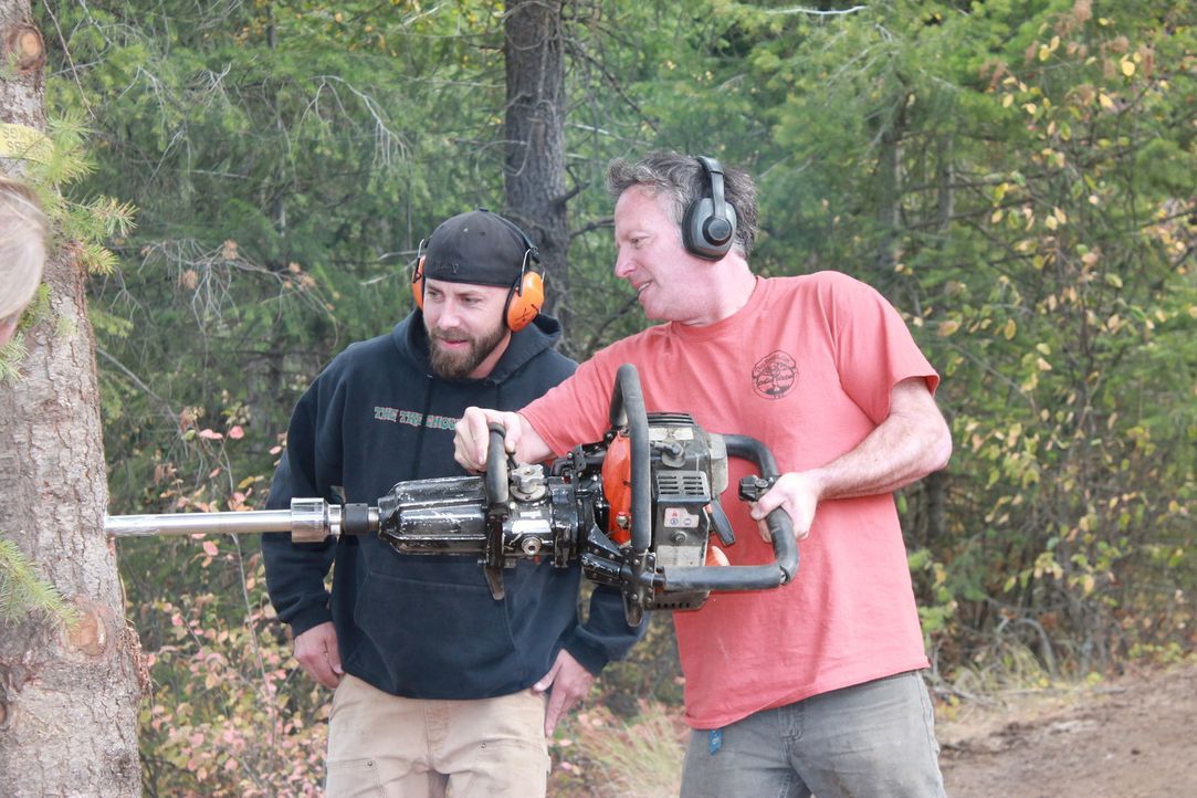 Für Ka-V (l.) heißt es mal wieder ran an den Baum. In Idaho versucht er dieses Mal mit seinen Baumhaus-Designern die Buttars-Familie, die sich ein e... - Bildquelle: 2016, DIY Network/Scripps Networks, LLC. All Rights Reserved.
