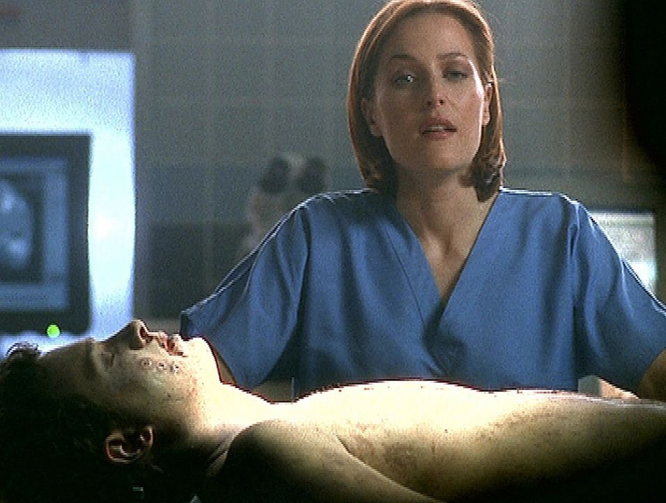 Scully (Gillian Anderson) muss eine Autopsie an der Leiche eines jungen Mannes durchführen, der zur gleichen Zeit wie Mulder von Außerirdischen entf... - Bildquelle: TM +   2000 Twentieth Century Fox Film Corporation. All Rights Reserved.