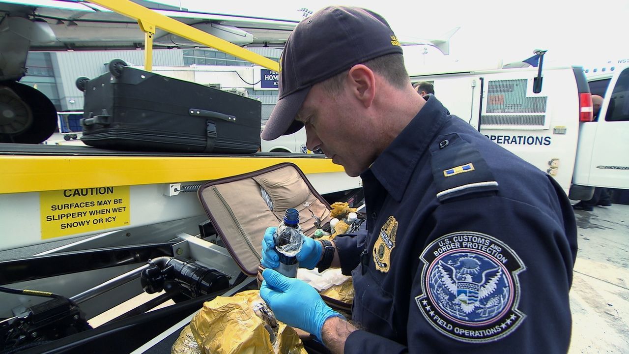 Die Grenzbeamten müssen jeden Einreisenden und jedes Gepäckstück genau beleuchten ... - Bildquelle: Seven Network (Australia)