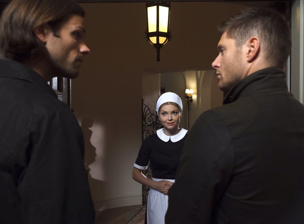 Eigentlich erhoffen sich Sam (Jared Padalecki, l.) und Dean (Jensen Ackles, r.) ein schönes Sümmchen, als sie erfahren, dass Bobby eine reiche Tante... - Bildquelle: 2016 Warner Brothers