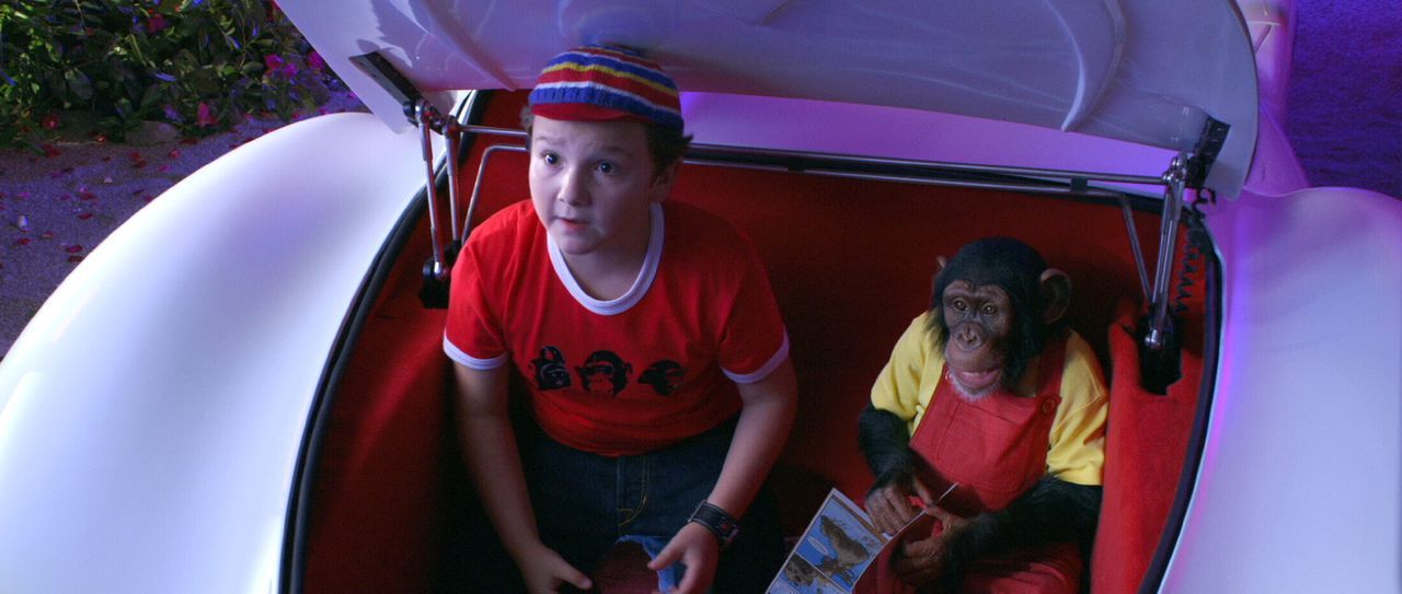 Der kleine Spritle (Paulie Litt) und sein Schimpanse Chim Chim haben auch Benzin im Blut ... - Bildquelle: 2008   Warner Brothers