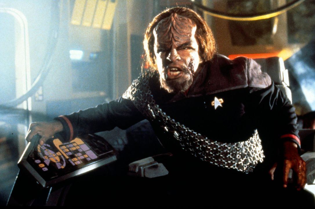 Worf (Michael Dorn) kämpft verbissen um sein Leben, während Cochrane un Riker in einem Wettlauf mit der Zeit den ersten Warp-Flug vorbereiten. Denn... - Bildquelle: Paramount Pictures