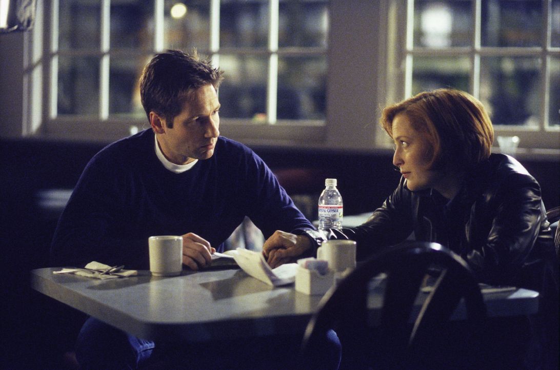 Scully (Gillian Anderson, r.) erzählt Mulder (David Duchovny, l.) von den rätselhaften Hinweisen, die sie im Haus seiner Mutter entdeckt hat. - Bildquelle: 1999-2000 Twentieth Century Fox Film Corporation