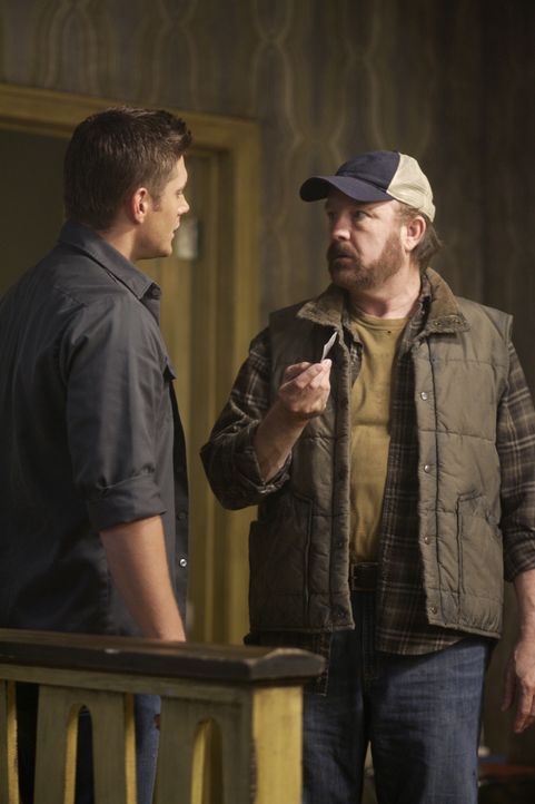 Im Kampf gegen das Übernatürliche: Bobby (Jim Beaver, r.) und Dean (Jensen Ackles, l.) ... - Bildquelle: Warner Bros. Television