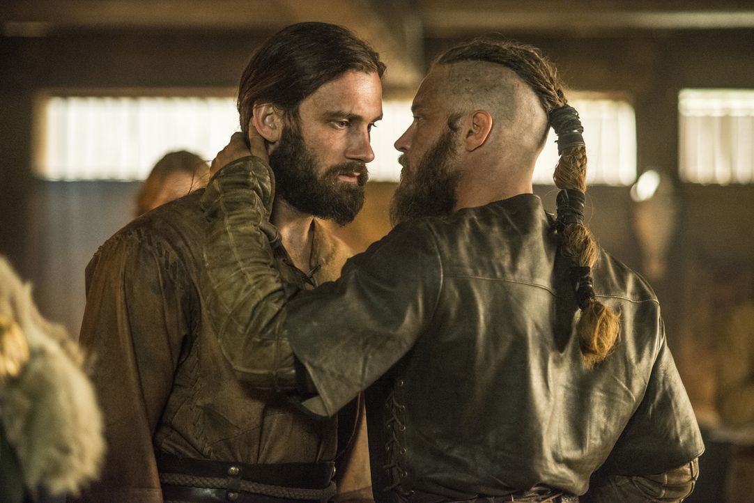 Vier Jahre sind vergangen, seitdem Ragnar (Travis Fimmel, r.) zum Earl ernannt wurde und mittlerweile hat er auch Rollo (Clive Standen, l.), seinen... - Bildquelle: 2014 TM TELEVISION PRODUCTIONS LIMITED/T5 VIKINGS PRODUCTIONS INC. ALL RIGHTS RESERVED.