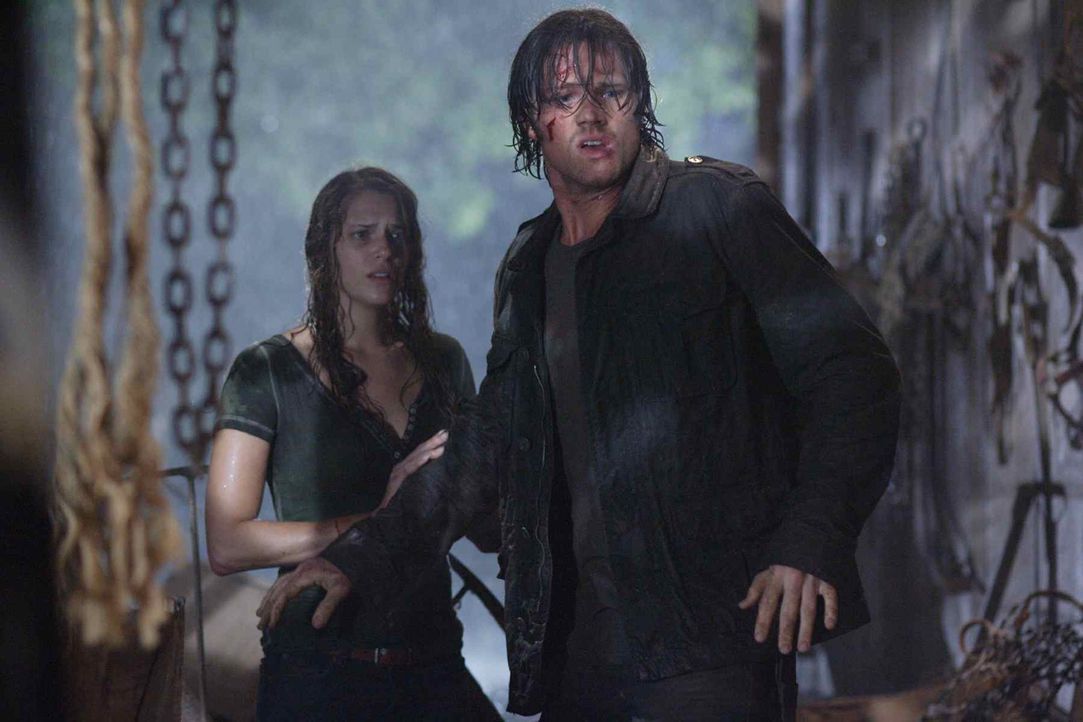 Wider Erwarten gelingt es Clay (Jared Padalecki, r.), seine Schwester Whitney (Amanda Righetti, l.) lebend zu finden. Doch das Glück ist ihm nicht m... - Bildquelle: 2011 BY PARAMOUNT PICTURES. ALL RIGHTS RESERVED.