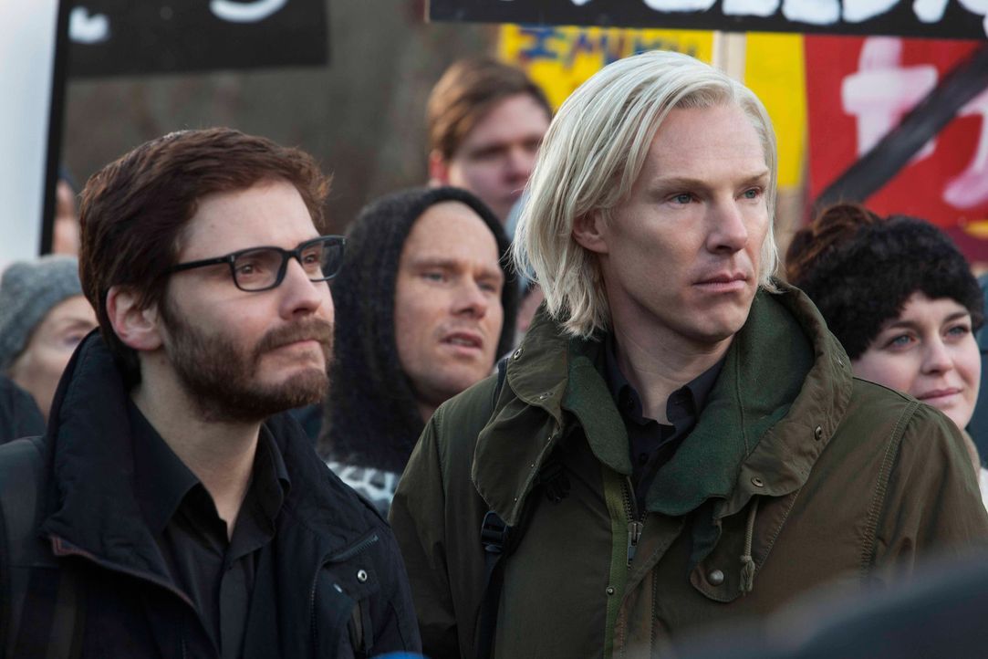Seitdem Daniel Domscheit-Berg (Daniel Brühl, l.) und Julian Assange (Benedict Cumberbatch, r.) die Website "WikiLeaks" entwickelt haben, stehen sie... - Bildquelle: 2013 - DreamWorks II Distribution Co., LLC. All Rights Reserved.