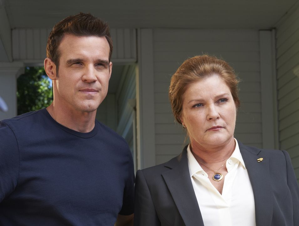 Pete Lattimer (Eddie McClintock); Jane Lattimer (Kate Mulgrew) - Bildquelle: Sophie Giraud/Syfy