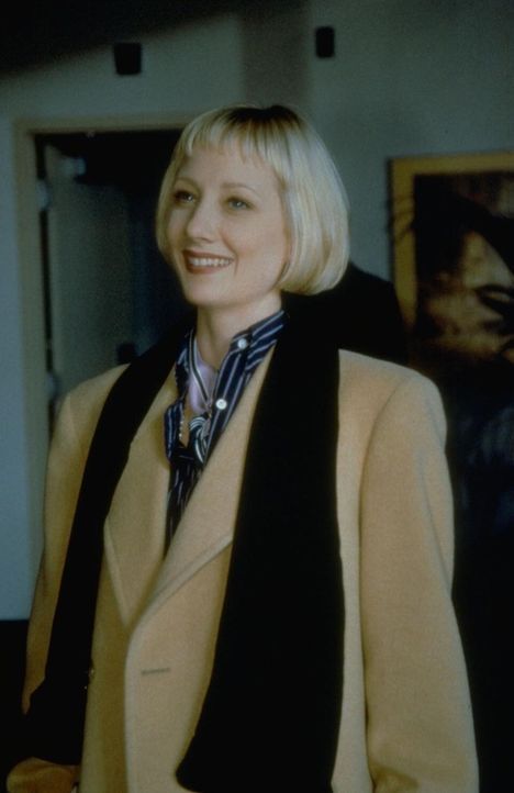 Gemeinsam mit Sicherheitsberater Brean lenkt Winifred Ames (Anne Heche), die Wahlkampfberaterin des Präsidenten, die Aufmerksamkeit der Medien auf e... - Bildquelle: New Line Productions, Inc.