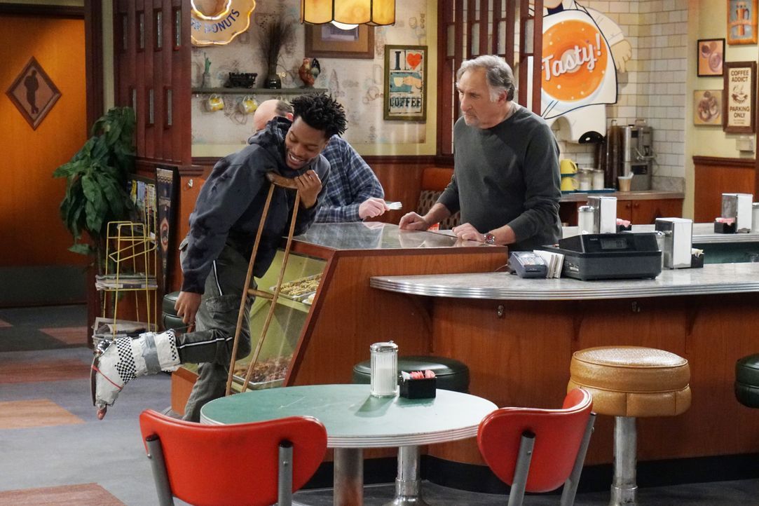 Arthur (Judd Hirsch, r.) fühlt sich schlecht, als Franco (Jermaine Fowler, l.) sich bei der Arbeit verletzt und keine Krankenversicherung hat, die d... - Bildquelle: Monty Brinton 2017 CBS Broadcasting, Inc. All Rights Reserved / Monty Brinton