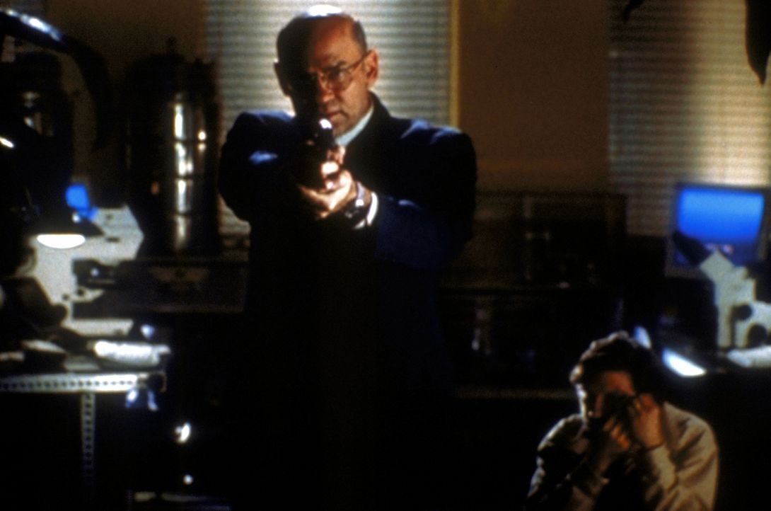 Skinner (Mitch Pileggi, l.) trifft bei Dr. Voss (Dennis Boutsikaris, r.) auf den einzigen Menschen, der den Test der neuen genmanipulierten Tabaksor... - Bildquelle: TM +   2000 Twentieth Century Fox Film Corporation. All Rights Reserved.