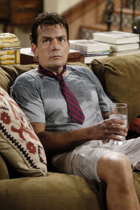 Charlie (Charlie Sheen) soll dafür sorgen, dass Jake, wenn er von seiner Mutter abgeholt wird, sauber angezogen ist. Doch dies scheint nicht so leic... - Bildquelle: Warner Brothers Entertainment Inc.