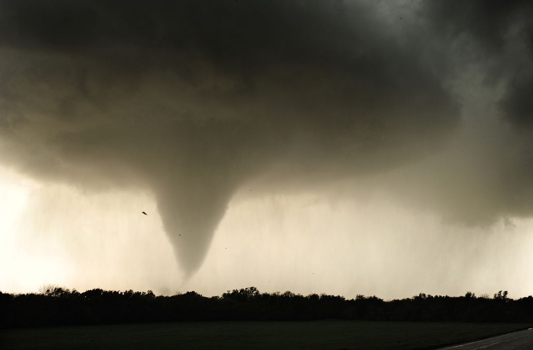 Tornados können ganze Gebäude, Fahrzeuge und riesige Gegenstände in die Luft reißen und mit Softball großen Hagelkörnern die Umgebung terrorisieren...
