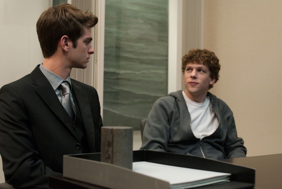 Während Mark Zuckerberg (Jesse Eisenberg, r.) an seiner eigenen Webseite, die er thefacebook.com nennt, arbeitet, schafft sein bester Freund Eduardo... - Bildquelle: 2010 Columbia Pictures Industries, Inc. and Beverly Blvd LLC. All Rights Reserved.
