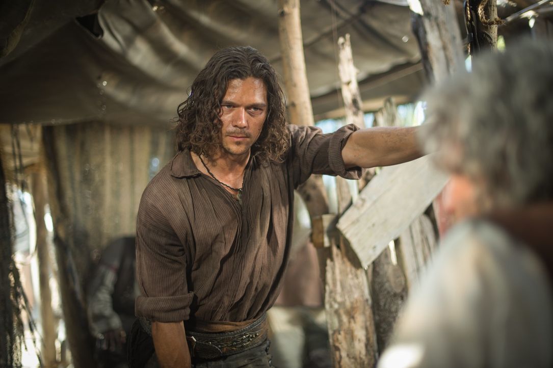 In Kapitän Hornigold (Patrick Lyster, r.) finden John Silver (Luke Arnold, l.) und Flint einen Verbündeten ... - Bildquelle: 2015 Starz Entertainment LLC, All rights reserved.