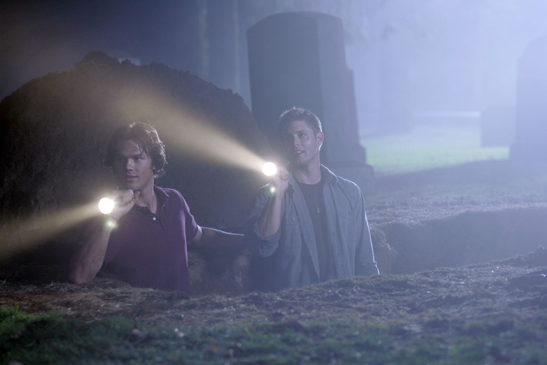 Sam (Jared Padalecki, l.) und Dean (Jensen Ackles, r.) trauen ihren Augen nicht, als sie den Geist von Angela erblicken ... - Bildquelle: Warner Bros. Television