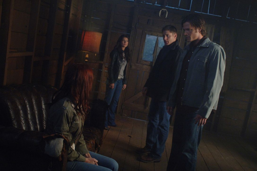 Sam (Jared Padalecki, r.) und Dean (Jensen Ackles, 2.v.r.) erfahren von Ruby (Genevieve Cortese, 2.v.l.), dass der sehr mächtige Dämon Alastair au... - Bildquelle: Warner Brothers