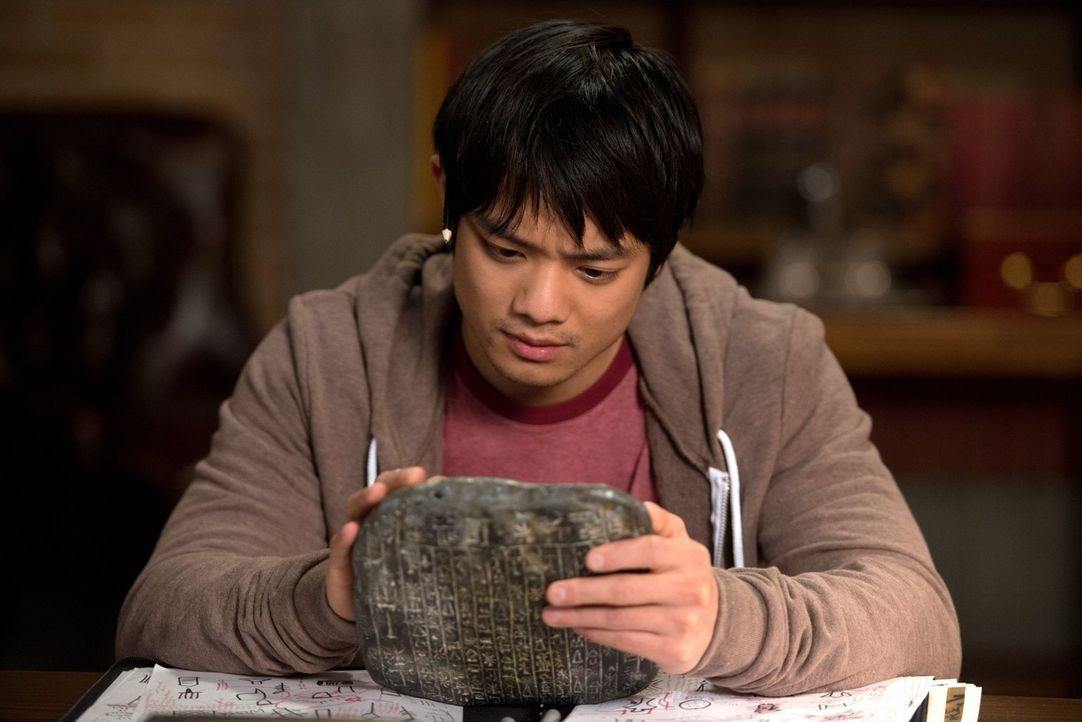 Kevin (Osric Chau) macht eine erstaunliche Entdeckung auf der Tafel, doch hat er genügend Zeit, die Zeichen zu entziffern? - Bildquelle: 2013 Warner Brothers