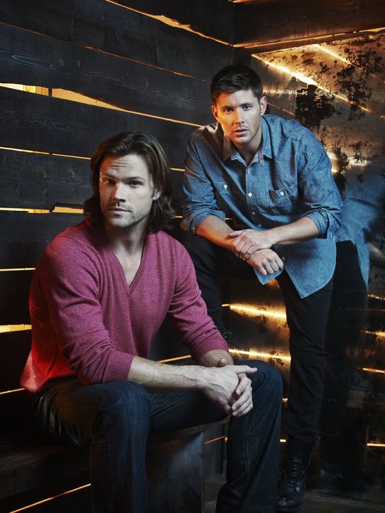 (9. Staffel) - Sam (Jared Padalecki, l.) und Dean (Jensen Ackles, r.) müssen sich einen Weg bahnen, in einer Welt, in der die Grenzen zwischen Gut u... - Bildquelle: 2013 Warner Brothers