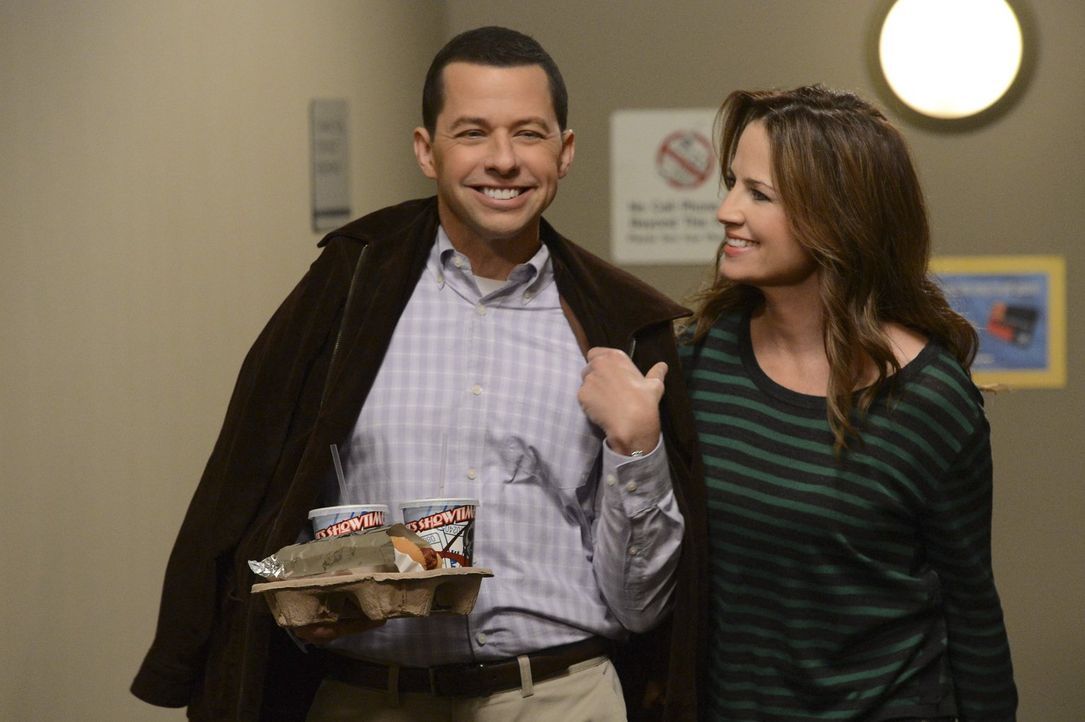 Während Alan (Jon Cryer, l.) von seiner neuen Freundin (Paula Marshall, r.) eher wie eine Frau als wie ein Mann behandelt wird, geht ein Date von Wa... - Bildquelle: Warner Brothers Entertainment Inc.