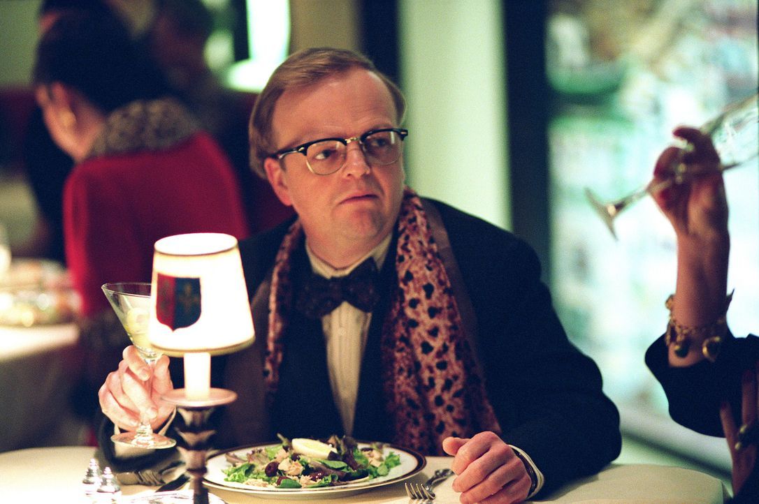 Nachdem der Erfolg von "Frühstück bei Tiffany" seinen Ruhm gefestigt hat, reist Capote (Toby Jones) mit seiner Jugendfreundin nach Kansas, wo er ein... - Bildquelle: Warner Brothers International Television Distribution Inc.
