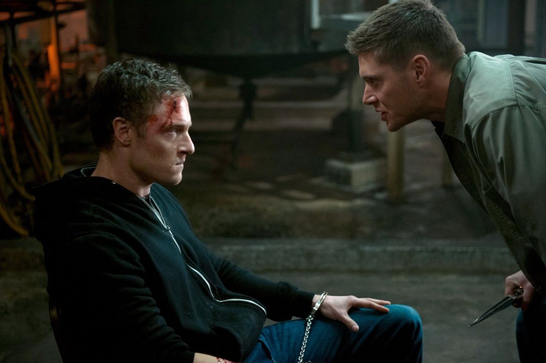 Während Dean (Jensen Ackles, r.) ein nicht ganz so freundliches Interview mit Gadreel (Tahmoh Penikett, l.) führt, macht sich Sam auf die Suche nach... - Bildquelle: 2013 Warner Brothers