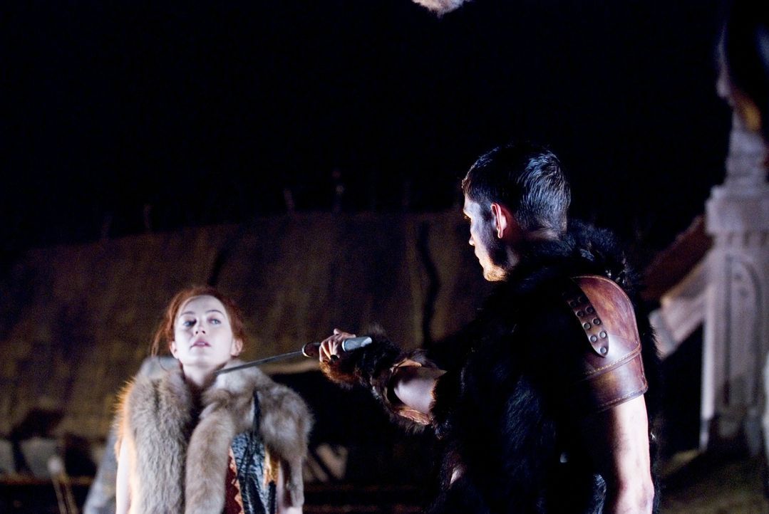 Sind zunächst nicht unbedingt Freunde: Wikinger-Prinzessin Freya (Sophia Myles, l.) und der Außerirdische Kainan (James Caviezel, r.) ... - Bildquelle: Telepool