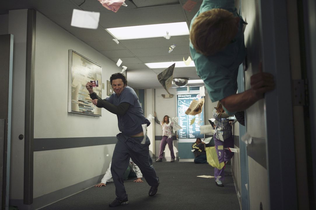 J.D. (Zach Braff, l.) hat wie immer alle Hände voll zu tun, um Chaos im Krankenhaus zu verbreiten ... - Bildquelle: Touchstone Television