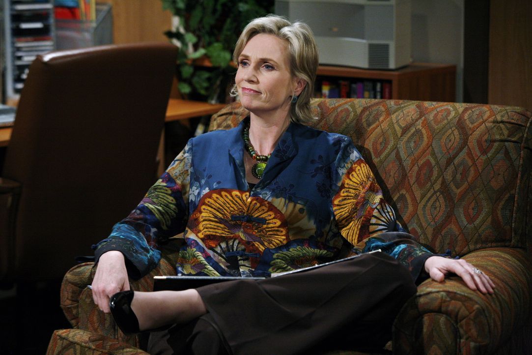 Die Psychologin Dr. Freeman (Jane Lynch) versucht Erklärungen für Charlies seltsames Verhalten zu finden ... - Bildquelle: Warner Brothers Entertainment Inc.