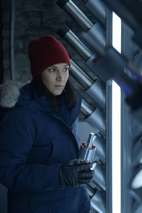 Julia (Kyra Zagorsky) ist geschockt, welche Krankheiten sie auf Ebene X entdeckt. Währenddessen trifft Daniel eine schwerwiegende Entscheidung ... - Bildquelle: 2014 Sony Pictures Television Inc. All Rights Reserved.