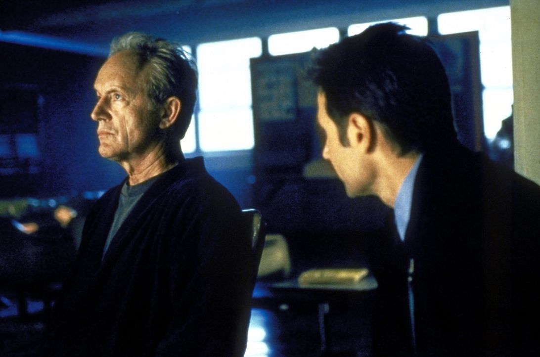 Mulder (David Duchovny, r.) bittet den ehemaligen Star-Profiler des FBI, Frank Black (Lance Henriksen, l.), um Hilfe. - Bildquelle: TM +   2000 Twentieth Century Fox Film Corporation. All Rights Reserved.
