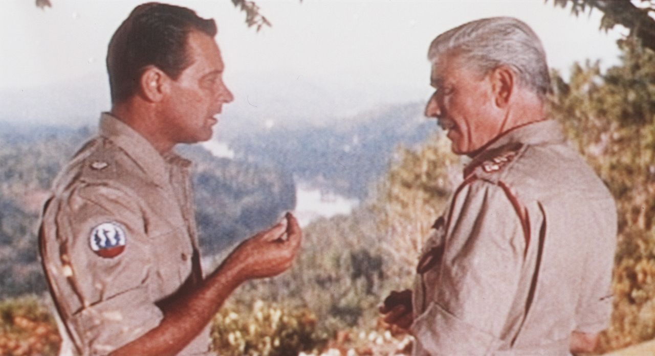 Oberst Green (Andre Morell, r.) überredet Shears (William Holden, l.) an der Sprengung der Brücke am Kwai teilzunehmen ...