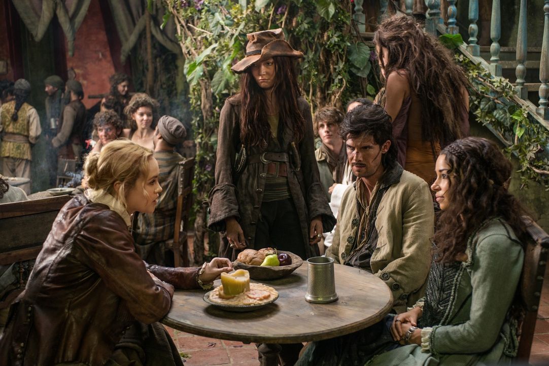 Eleanor (Hannah New, l.), Bonny (Clara Paget, 2.v.l.) und Jack (Toby Schmitz, 2.v.r.) sind sauer auf Max (Jessica Parker Kennedy, r.), weil diese si... - Bildquelle: David Bloomer 2015 Starz Entertainment LLC, All rights reserved.