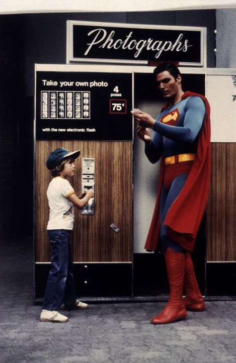 Entsetzt betrachtet Superman (Christopher Reeve, r.) sein eigenes Bild und erkennt, dass er sich stark verändert hat ... - Bildquelle: Warner Bros.
