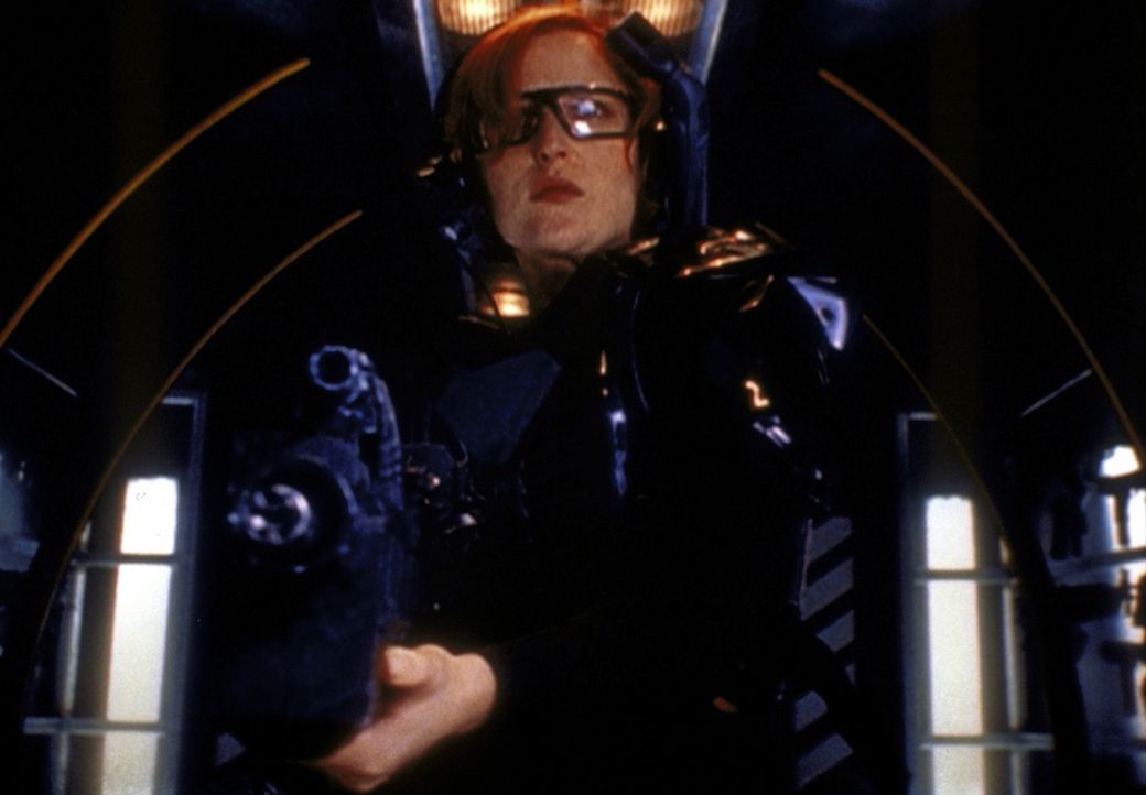 Scully (Gillian Anderson) begibt sich schwer bewaffnet in ein Computerspiel und versucht dort, eine virtuelle Kriegerin zu besiegen. - Bildquelle: TM +   2000 Twentieth Century Fox Film Corporation. All Rights Reserved.
