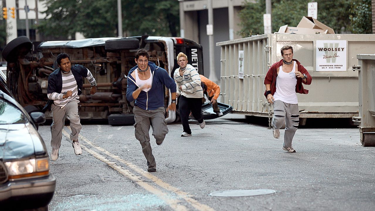 Den gekidnappten Freerunnern (v.l.n.r.) Turk (Joe Williams), Ryan (Sean Faris), West (Dylan W. Baker) und Finch (Ryan Doyle) werden mit Sprengstoff... - Bildquelle: TIBERIUS FILM
