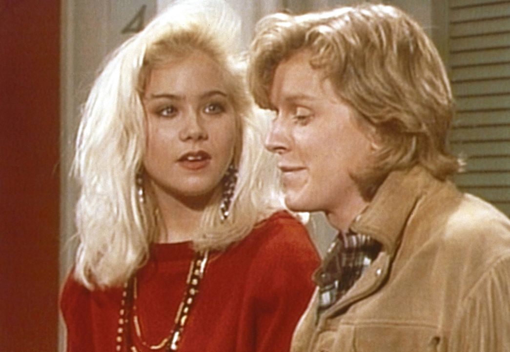 Kelly (Christina Applegate, l.) schlägt Jimmy (John Dennis Johnston, r.) vor, sich seinen Namen auf den Arm tätowieren zu lassen. - Bildquelle: Sony Pictures Television International. All Rights Reserved.