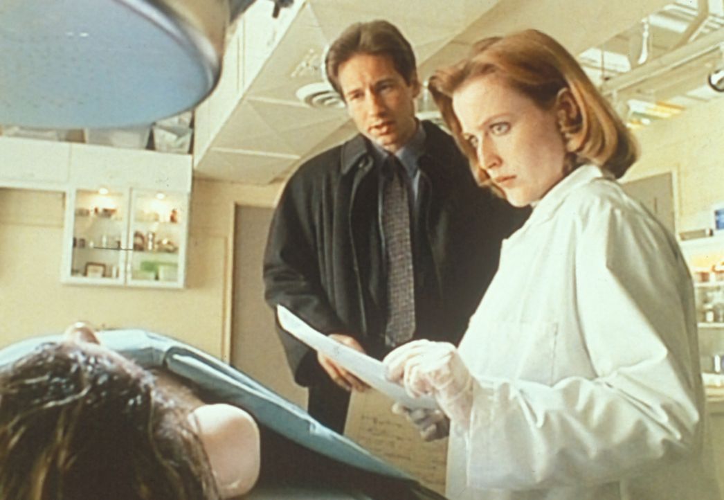 Mulder (David Duchovny, M.) und Scully (Gillian Anderson, r.) staunen nicht schlecht, dass das jugendlich erscheinende Opfer einer heimtückischen Kr... - Bildquelle: TM +   2000 Twentieth Century Fox Film Corporation. All Rights Reserved.