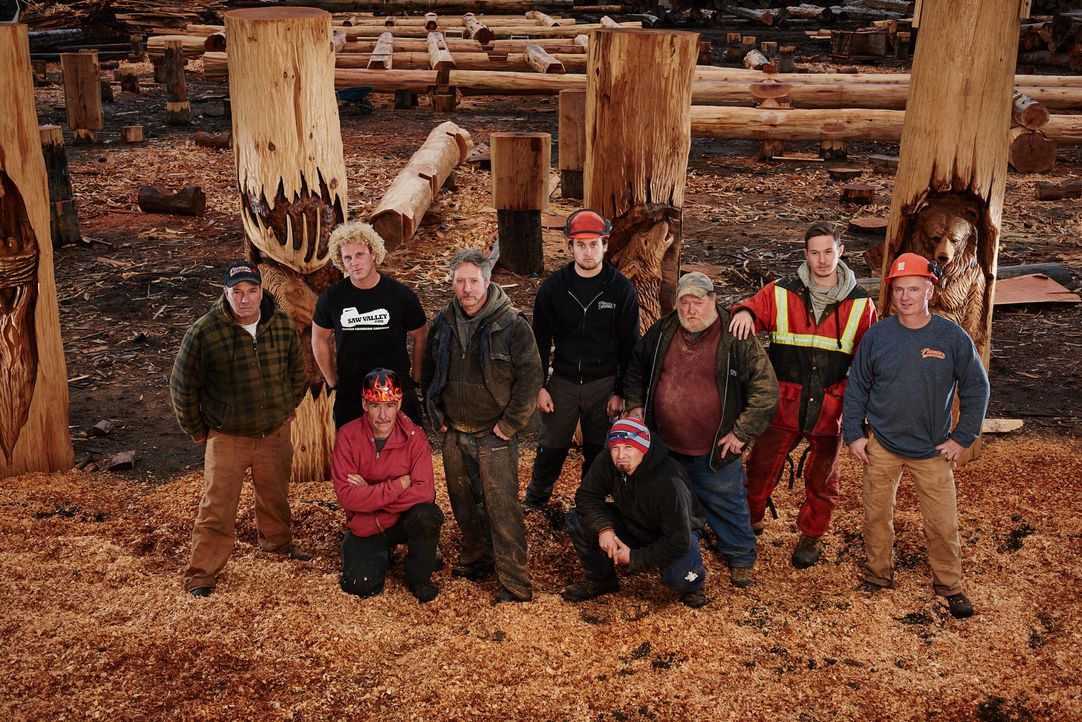 Die Männer von Pioneer Log Homes können nicht nur Multimillionen-Dollar-Holzhütten bauen, sondern aus normalen Holzstümpfen einzigartige Figuren sch... - Bildquelle: 2015 Custom Carvers Productions Inc.