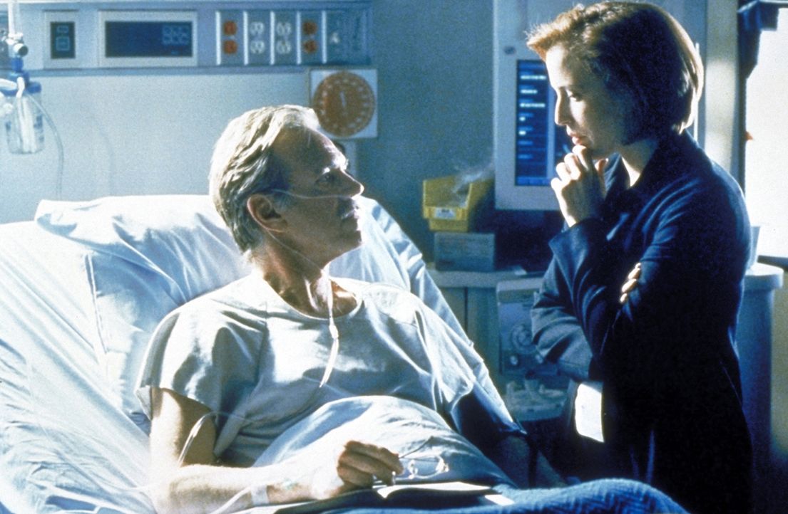 Scully (Gillian Anderson, r.) trifft nach vielen Jahren ihren ehemaligen Lehrer und Geliebten Dr. Waterston (Nicolas Surovy, l.) wieder, der schwer... - Bildquelle: TM +   2000 Twentieth Century Fox Film Corporation. All Rights Reserved.