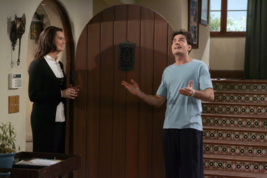 Charlie (Charlie Sheen, r.) will Danielle (Brooke Shields, l.)  und Alan verkuppeln, damit Alan zu ihr zieht und er sein haus wieder für sich hat. D... - Bildquelle: Warner Brothers Entertainment Inc.