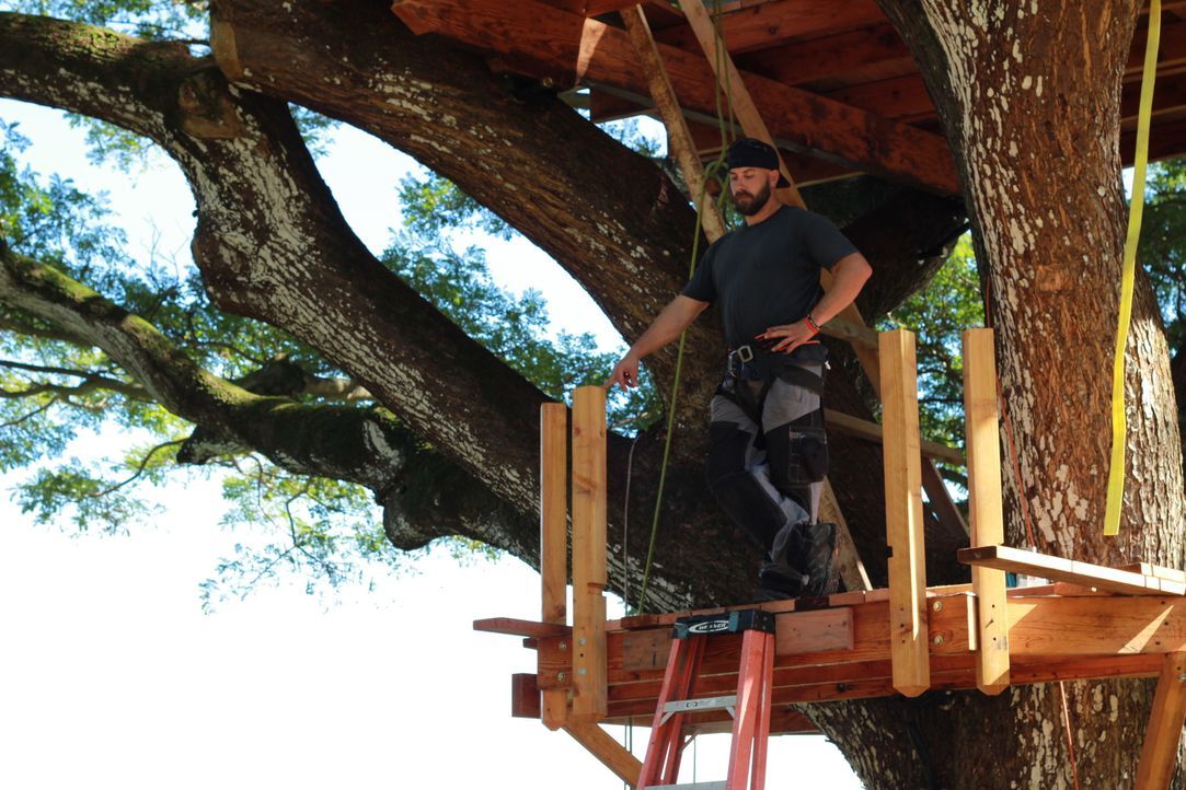 Die Treehouse Guys James "B'fer" Roth, Chris "Ka-V" Haake (Foto) und ihre Baumhaus-Crew machen jeden noch so unmöglich erscheinende Baumhaus-Traum w... - Bildquelle: 2014, DIY Network/Scripps Networks, LLC. All RIghts Reserved.