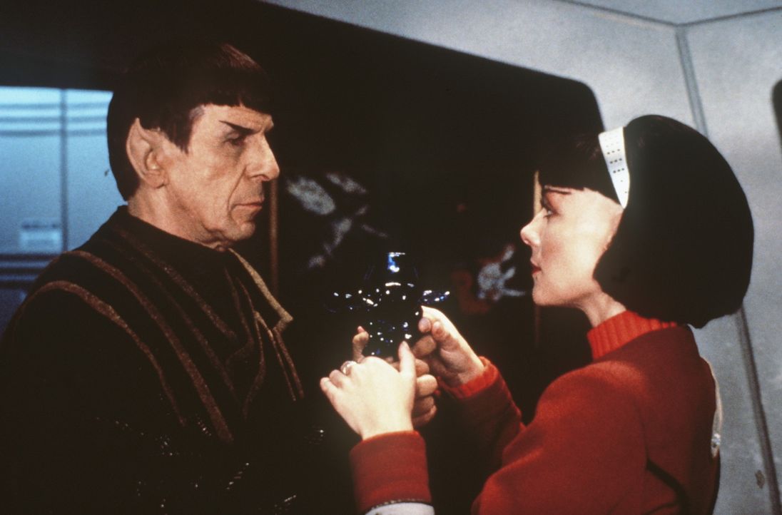 Capt. Kirk (William Shatner, l.) teilt seiner ehemaligen Schülerin Lt. Valeris (Kim Cattrall, r.) mit, dass dies seine letzte Reise mit der &#8222;... - Bildquelle: Paramount Pictures