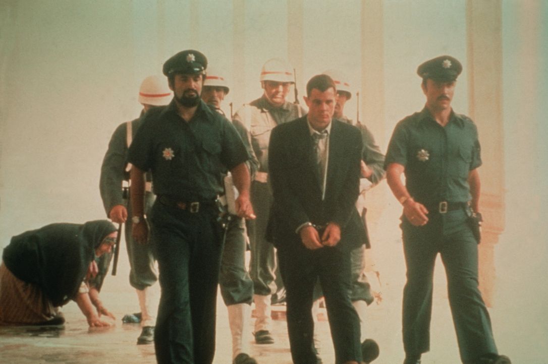 Billy Hayes (Brad Davis, 2.v.r.) wird von der türkischen Polizei abgeführt ... - Bildquelle: Sony Pictures Television International. All Rights Reserved.