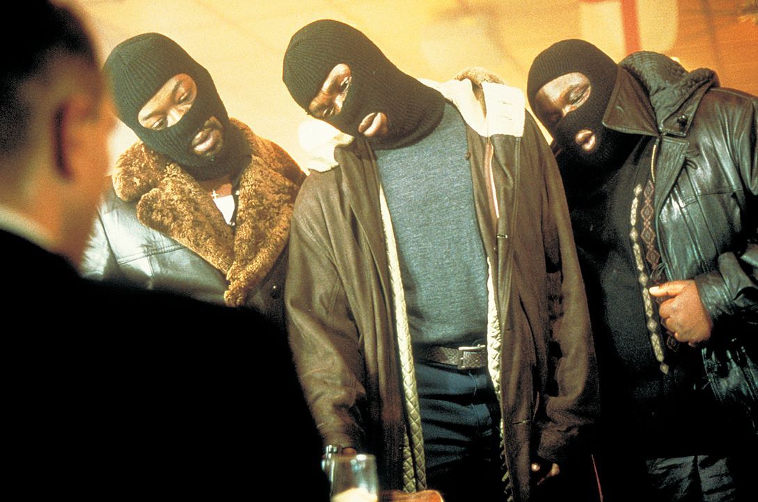 Die Suche nach Franky und dem Diamanten gestaltet sich für Sol (Lennie James, l.), Vincent (Robbie Gee, M.) und Tyrone (Ade, r.) zu einem ziemlich s... - Bildquelle: 2003 Sony Pictures Television International. All Rights Reserved.